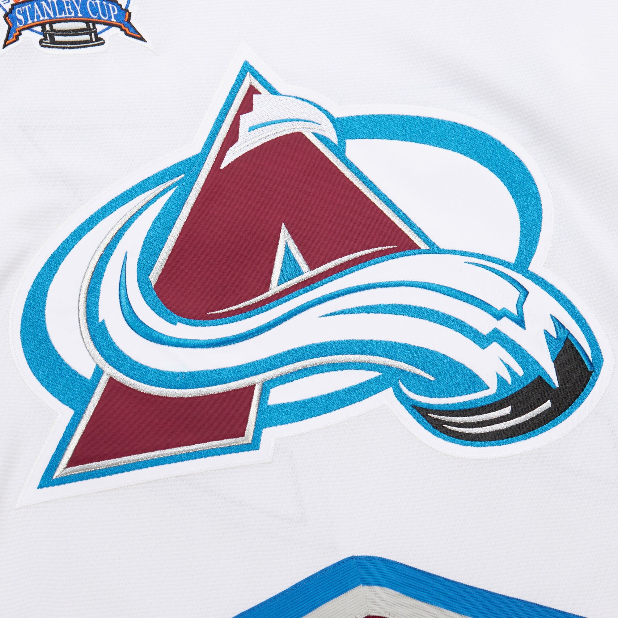 Mens Mitchell & Ness NHL WHITE JERSEY AVALANCHE 2000 PATRICK ROY