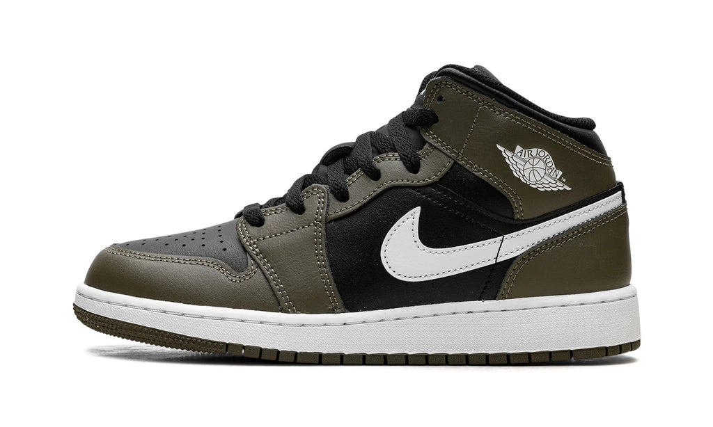 DQ8423-092 Stadium Goods studio 1