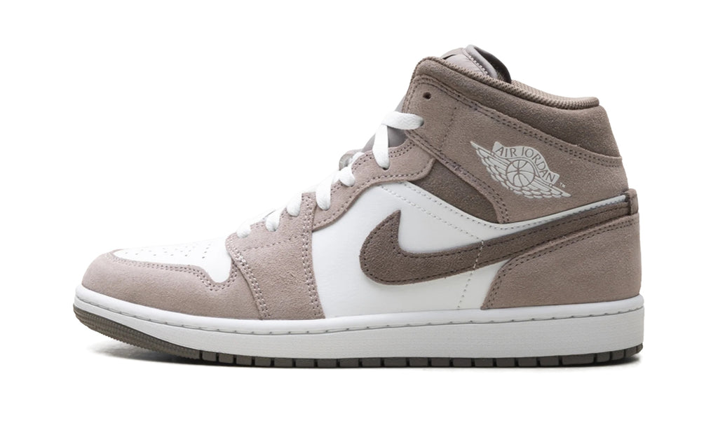 DQ8426-003 Stadium Goods studio 1