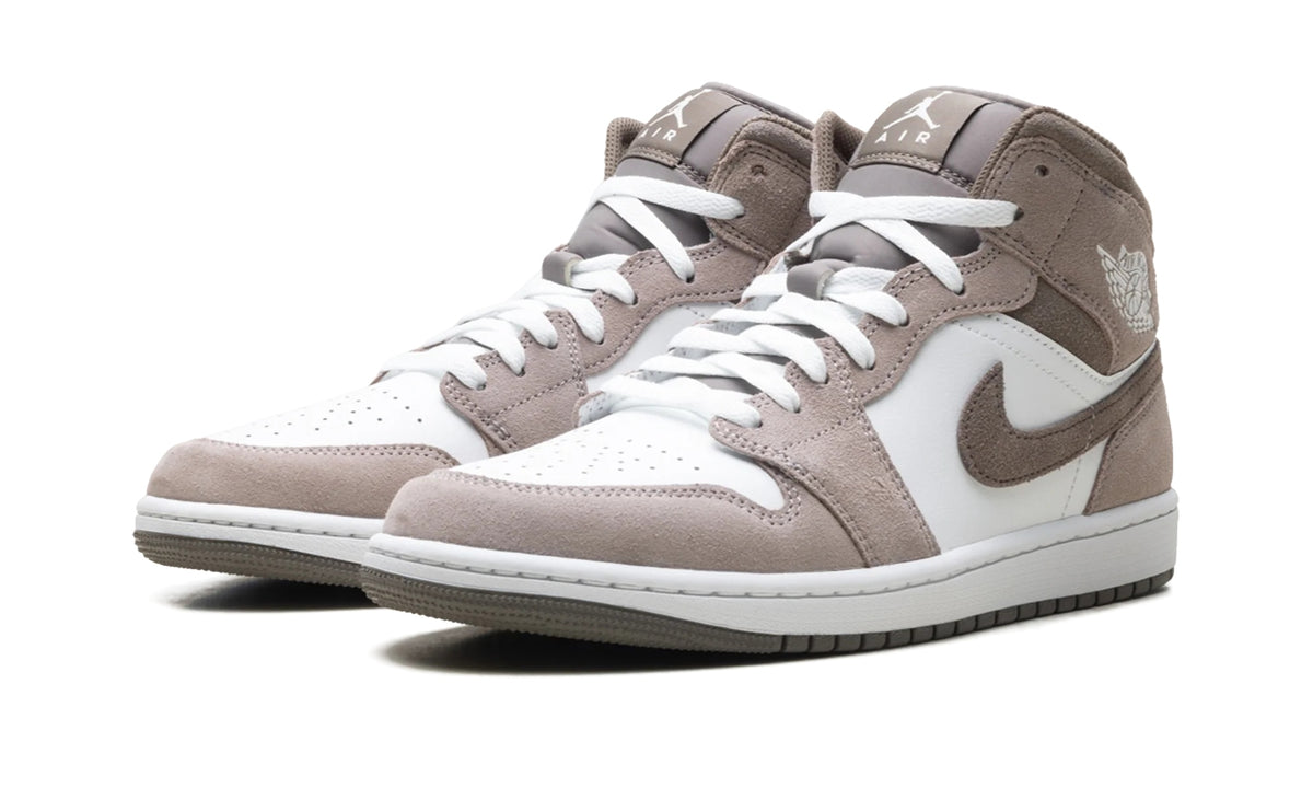 DQ8426-003 Stadium Goods studio 2