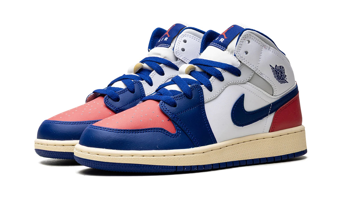 DQ8423-102 Stadium Goods studio 2