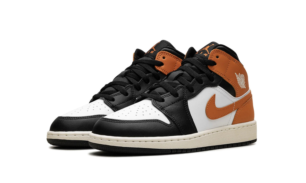 DQ8423-801 Stadium Goods studio 2