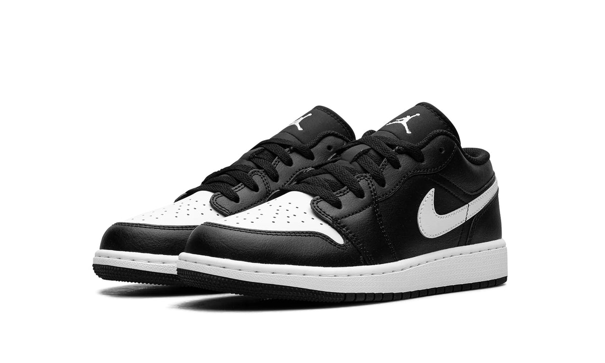 553560-043 Stadium Goods studio 2