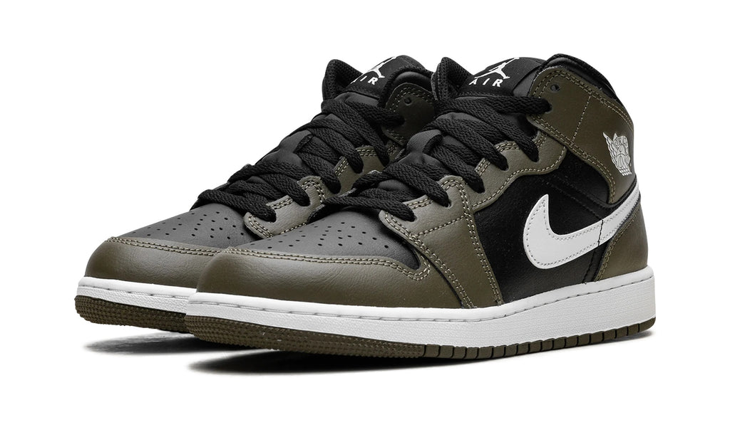 DQ8423-092 Stadium Goods studio 2