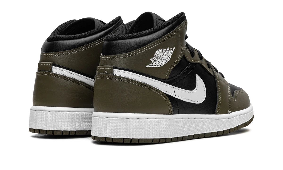DQ8423-092 Stadium Goods studio 3