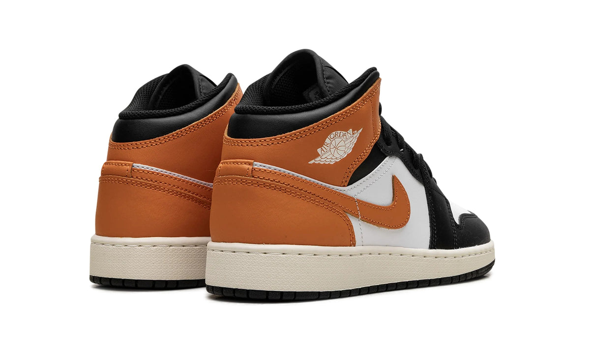 DQ8423-801 Stadium Goods studio 3