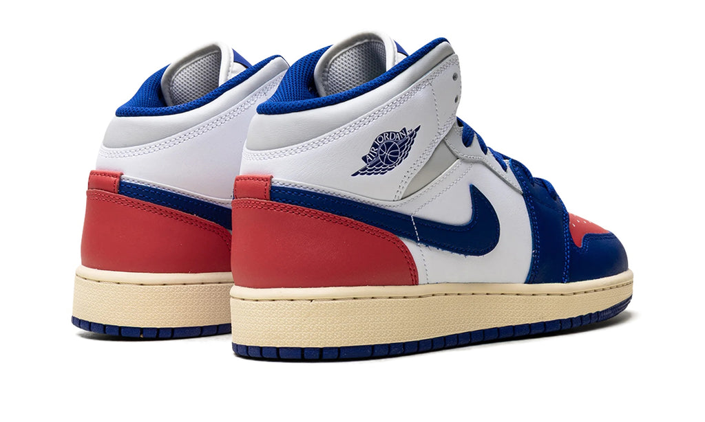 DQ8423-102 Stadium Goods studio 3