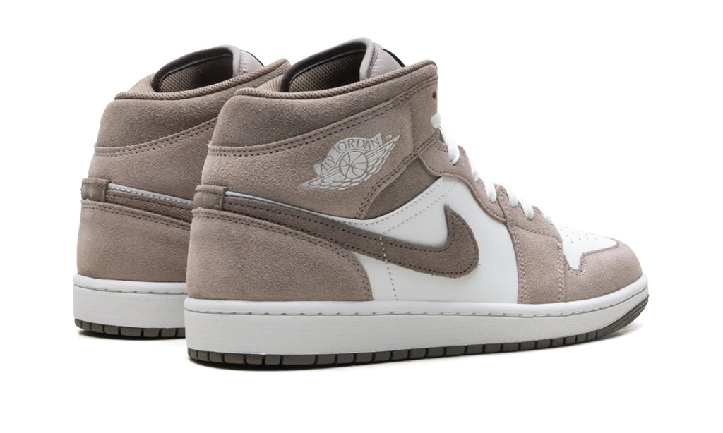 DQ8426-003 Stadium Goods studio 3