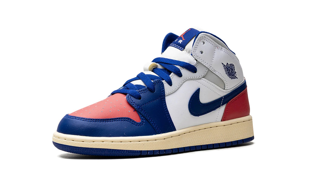 DQ8423-102 Stadium Goods studio 4