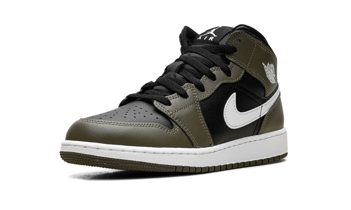 DQ8423-092 Stadium Goods studio 4