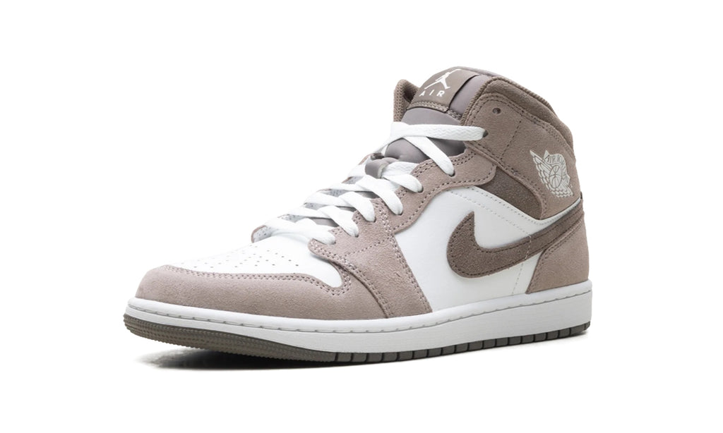 DQ8426-003 Stadium Goods studio 4