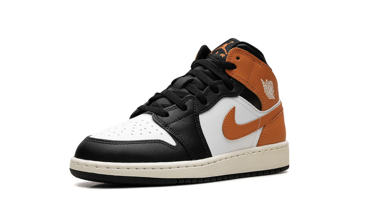 DQ8423-801 Stadium Goods studio 4
