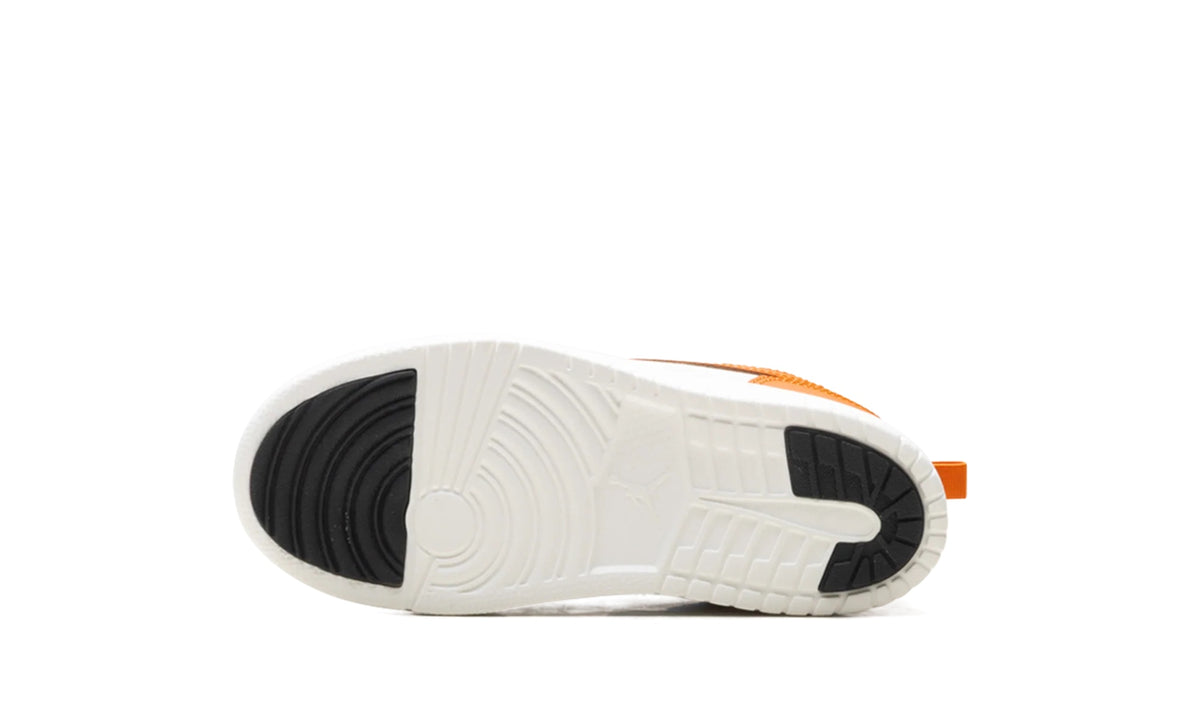 DR9748-081 Stadium Goods studio 5