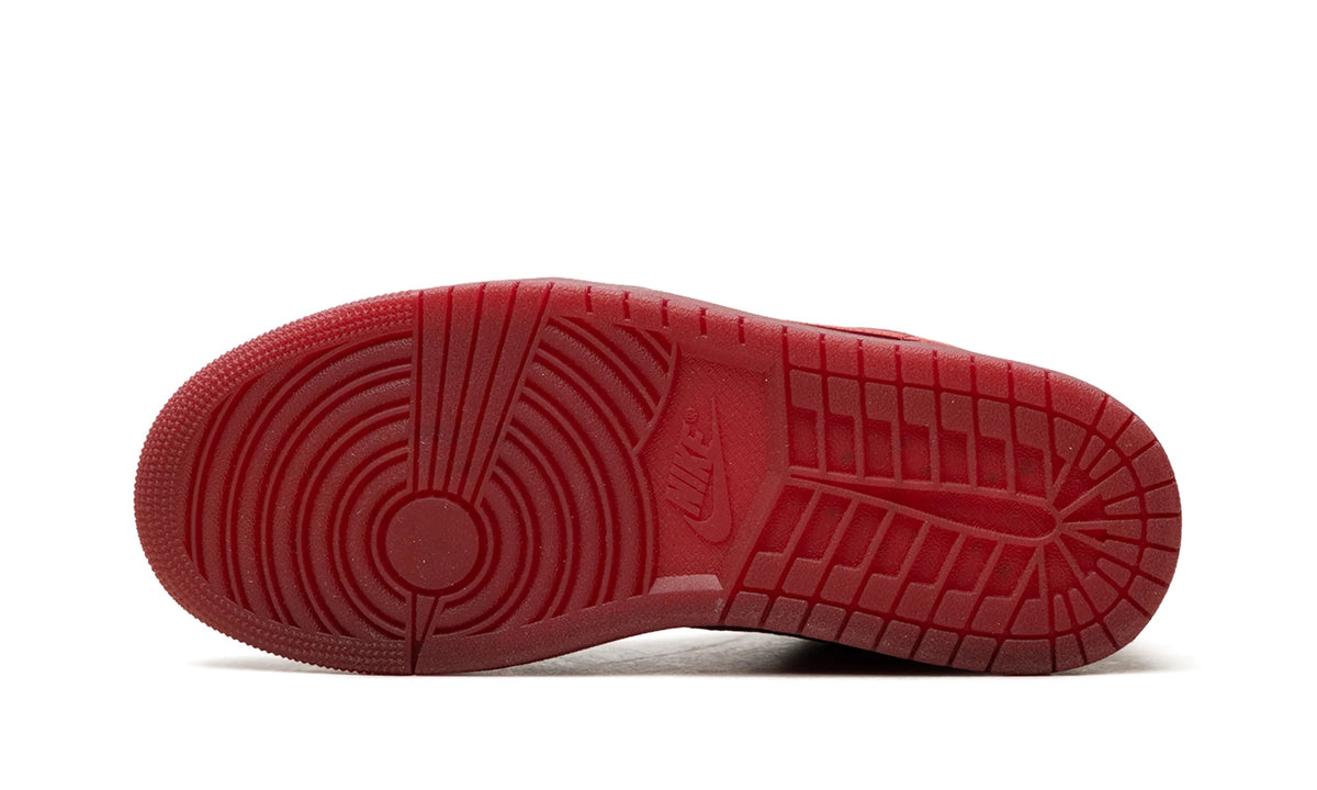 IB7012-600 Stadium Goods studio 5