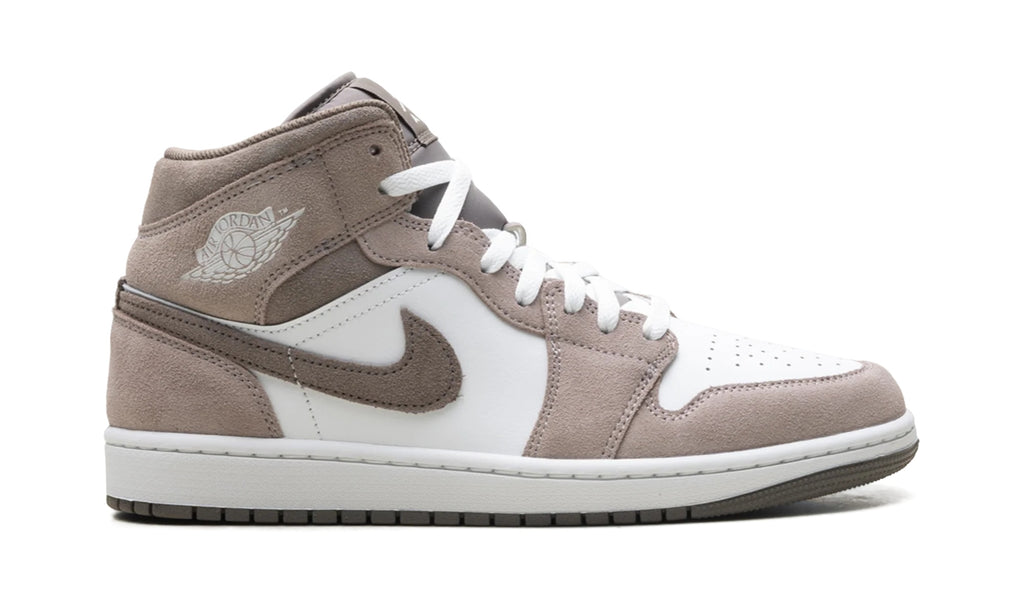 DQ8426-003 Stadium Goods studio 6