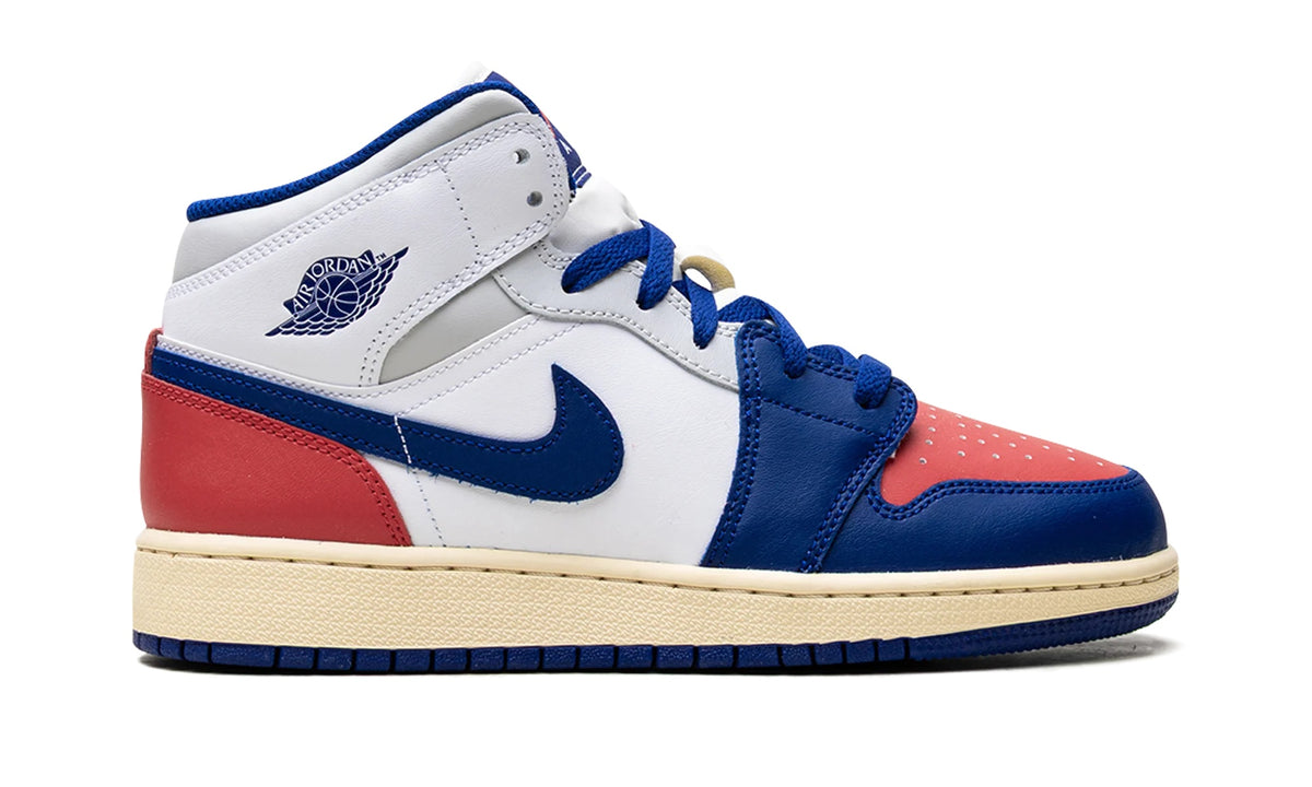 DQ8423-102 Stadium Goods studio 6