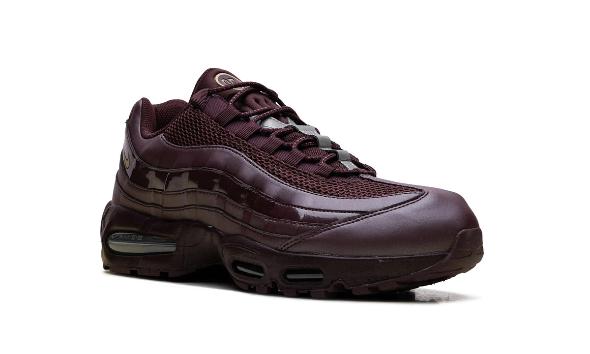 IB6830-601 Stadium Goods studio 7