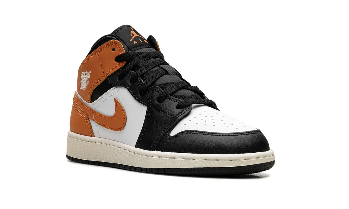 DQ8423-801 Stadium Goods studio 7