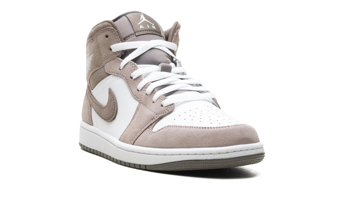 DQ8426-003 Stadium Goods studio 7