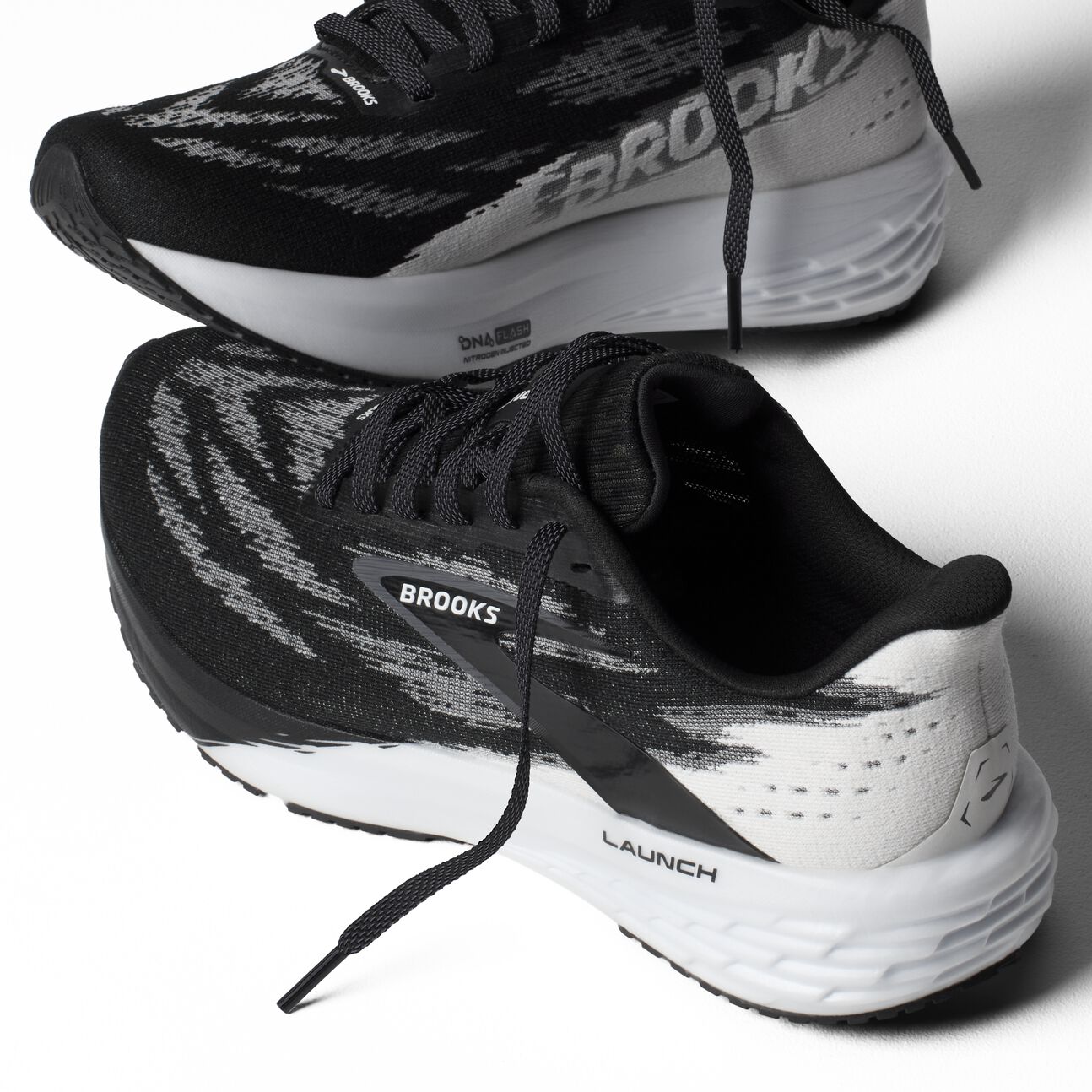 [1104501D.087] MENS BROOKS LAUNCH 11
