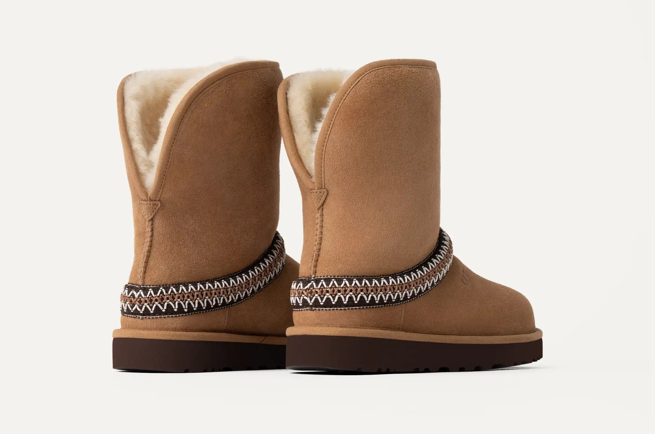 [1161770-CHE] WOMENS UGG CLASSIC SHORT CRESCENT BOOT