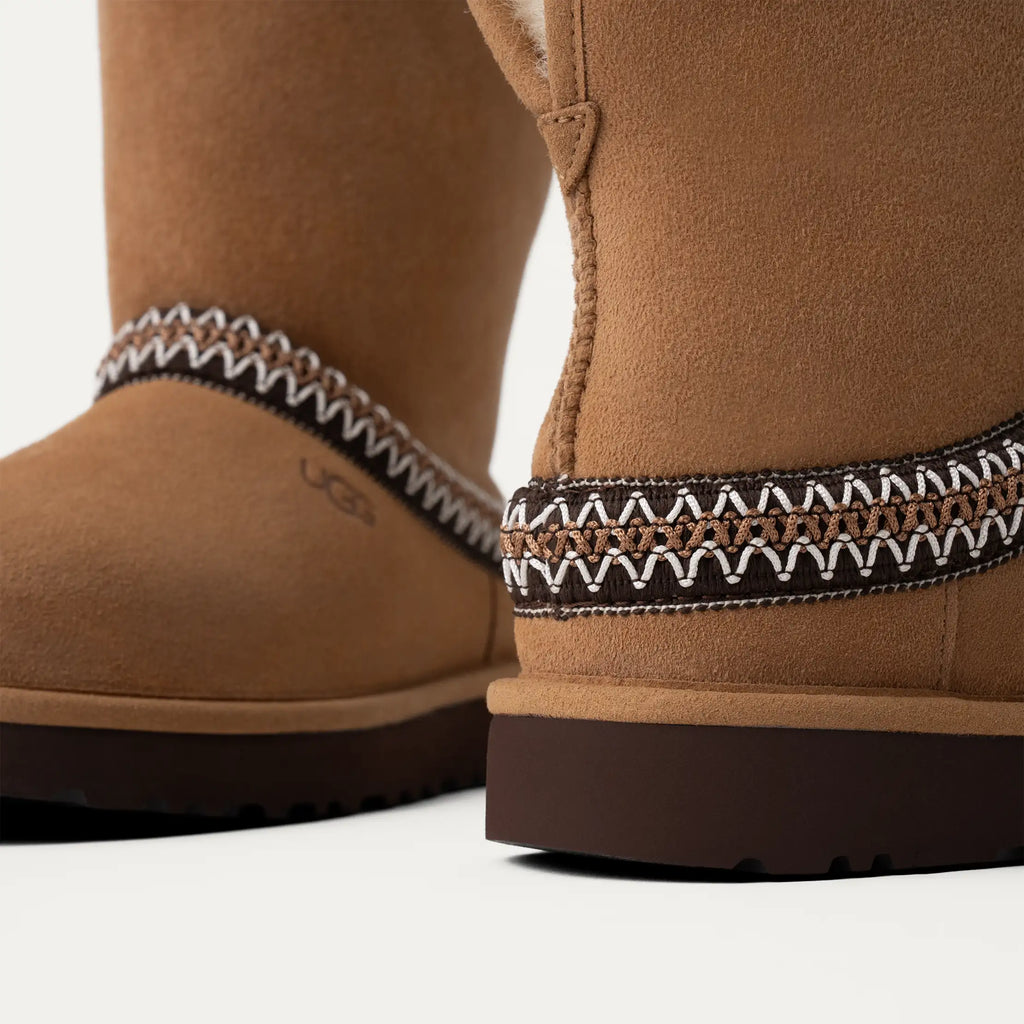 [1161770-CHE] WOMENS UGG CLASSIC SHORT CRESCENT BOOT