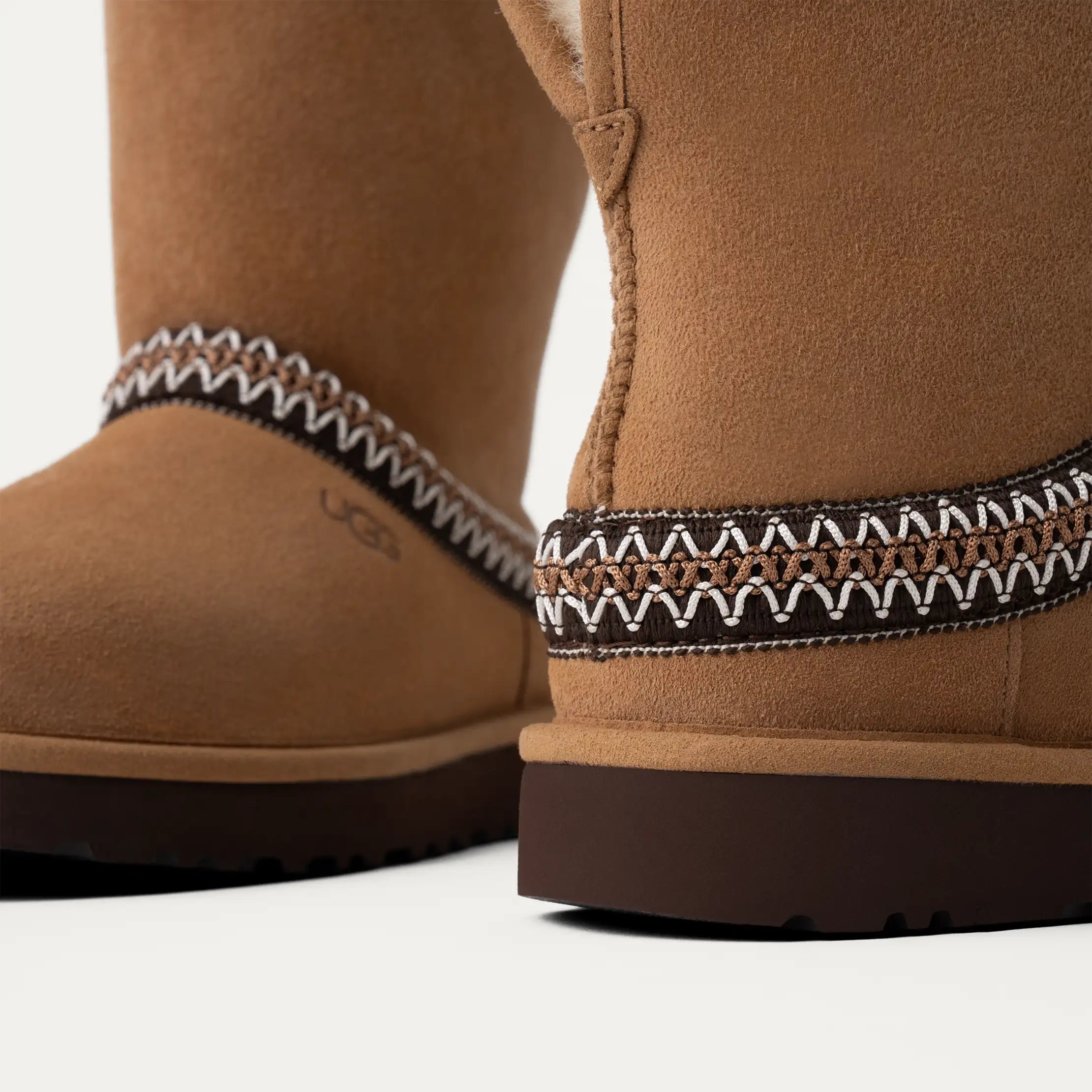 [1161770-CHE] WOMENS UGG CLASSIC SHORT CRESCENT BOOT