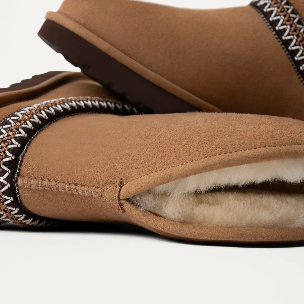 [1161770-CHE] WOMENS UGG CLASSIC SHORT CRESCENT BOOT
