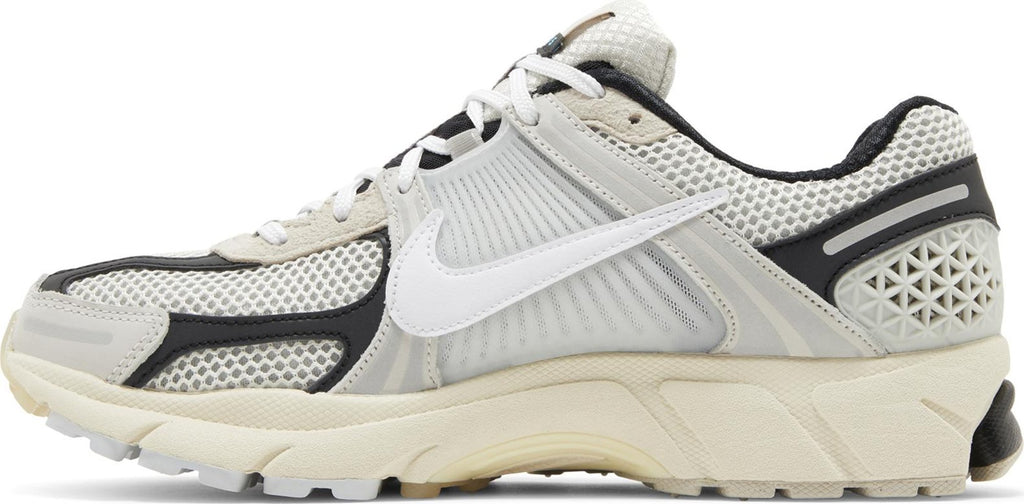 [FN7649-110] Mens Nike ZOOM VOMERO 5 'SUPERSONIC LIGHT BONE BLACK'