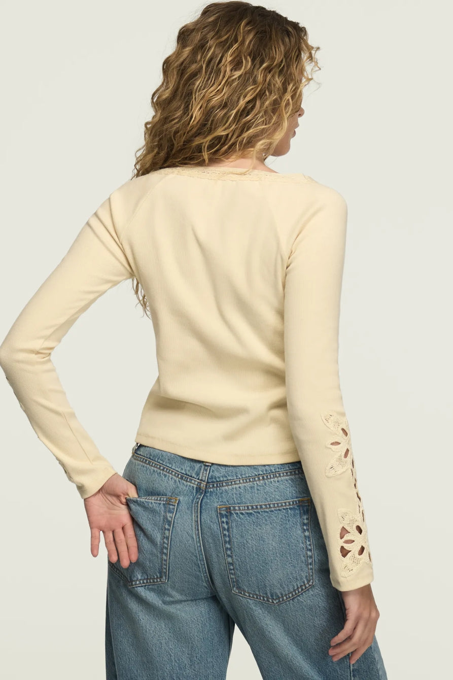 [162137-100] WOMENS LUCKY BRAND LACE NOTCH NECK FITTED TOP - CREAM