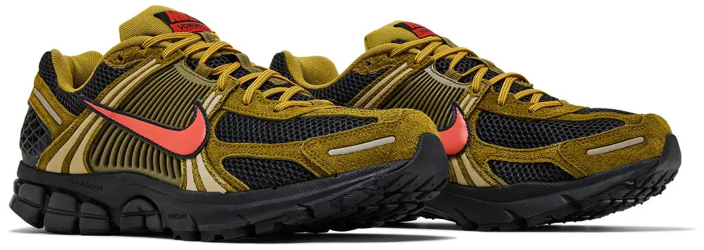 [IH1344-300] MENS NIKE ZOOM VOMERO 5 PREMIUM 'OLIVE FLAK PICANTE RED'