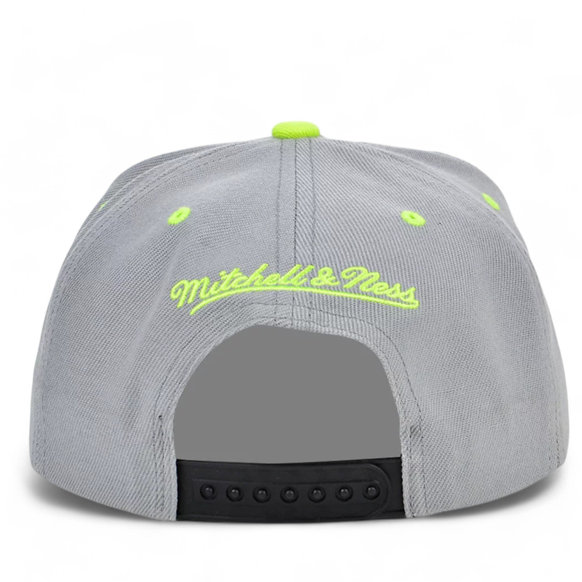 MENS MITCHELL & NESS NBA VOLT SNAPBACK BULLS - GREY