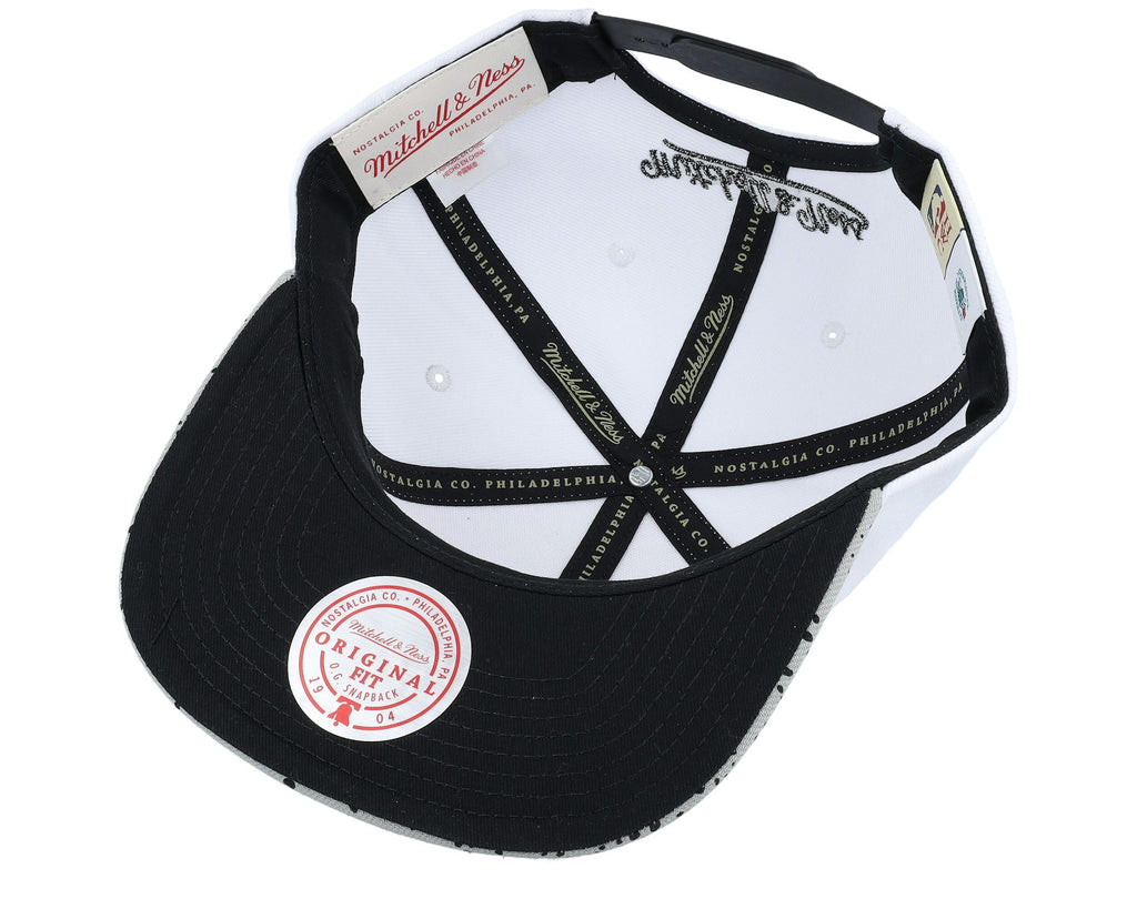 MENS MITCHELL & NESS NBA CEMENT TOP SNAPBACK HWC HORNETS - WHITE-SILVER