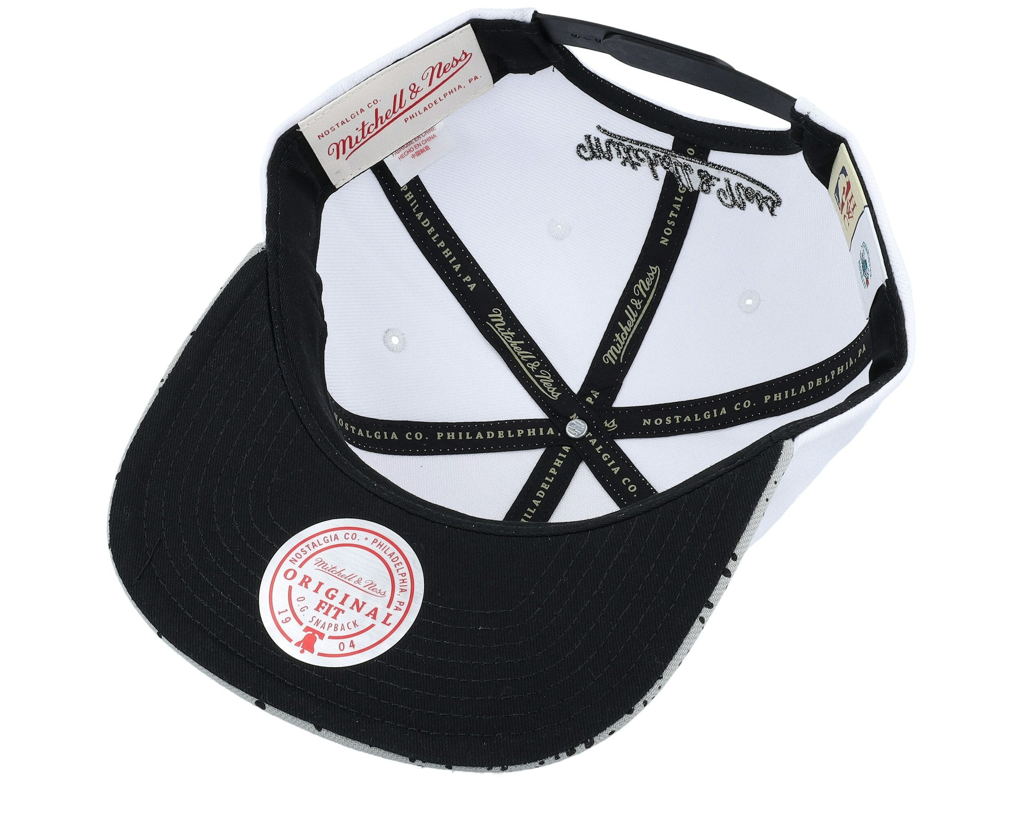 MENS MITCHELL & NESS NBA CEMENT TOP SNAPBACK HWC HORNETS - WHITE-SILVER