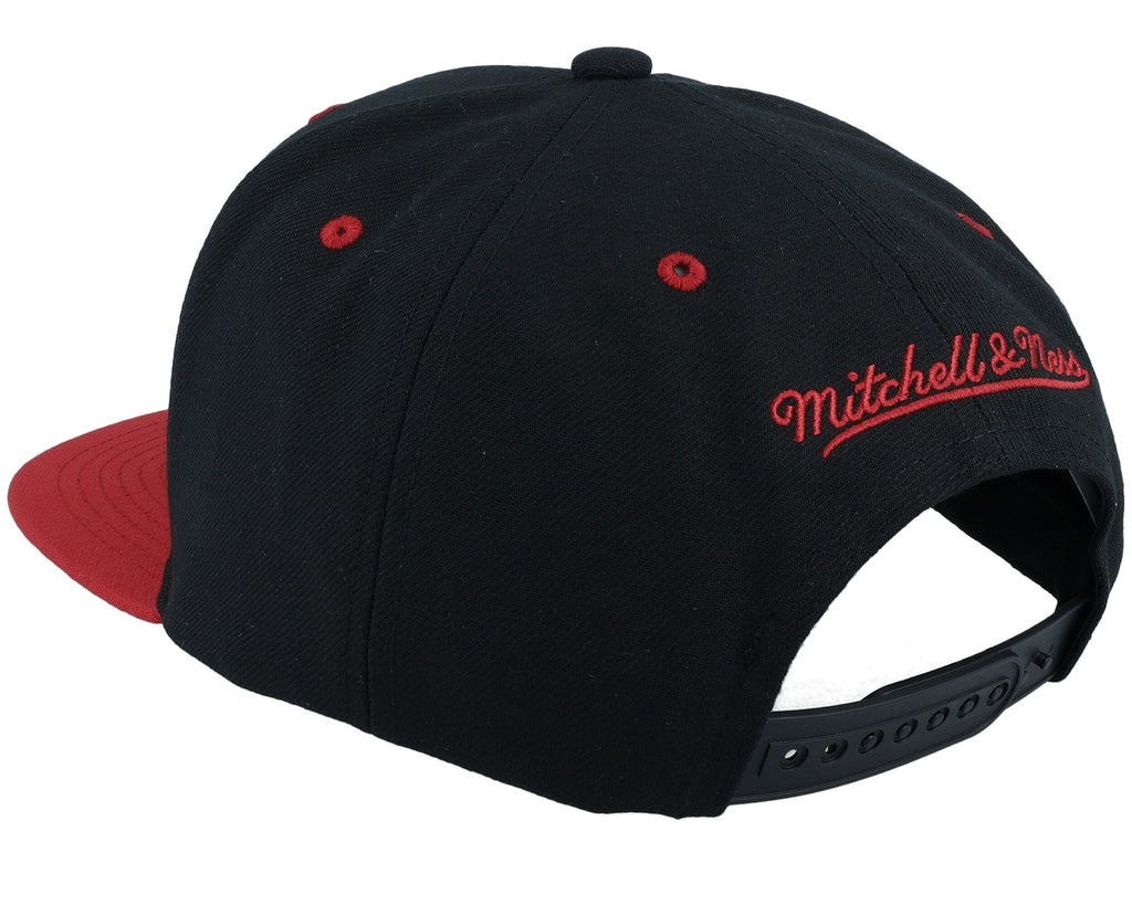 MENS MITCHELL & NESS NBA BREAKTHROUGH SNAPBACK BULLS - BLACK