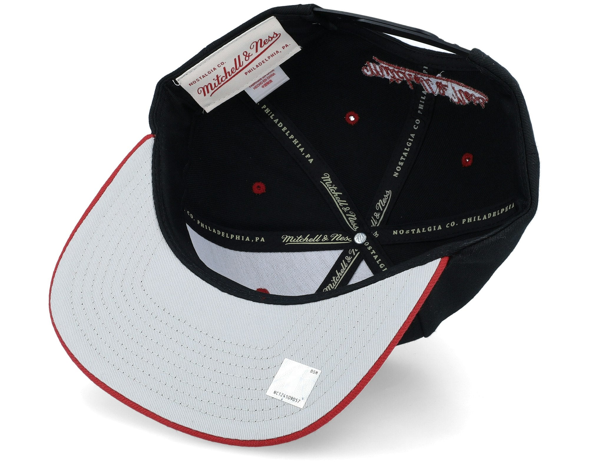 MENS MITCHELL & NESS NBA BREAKTHROUGH SNAPBACK BULLS - BLACK