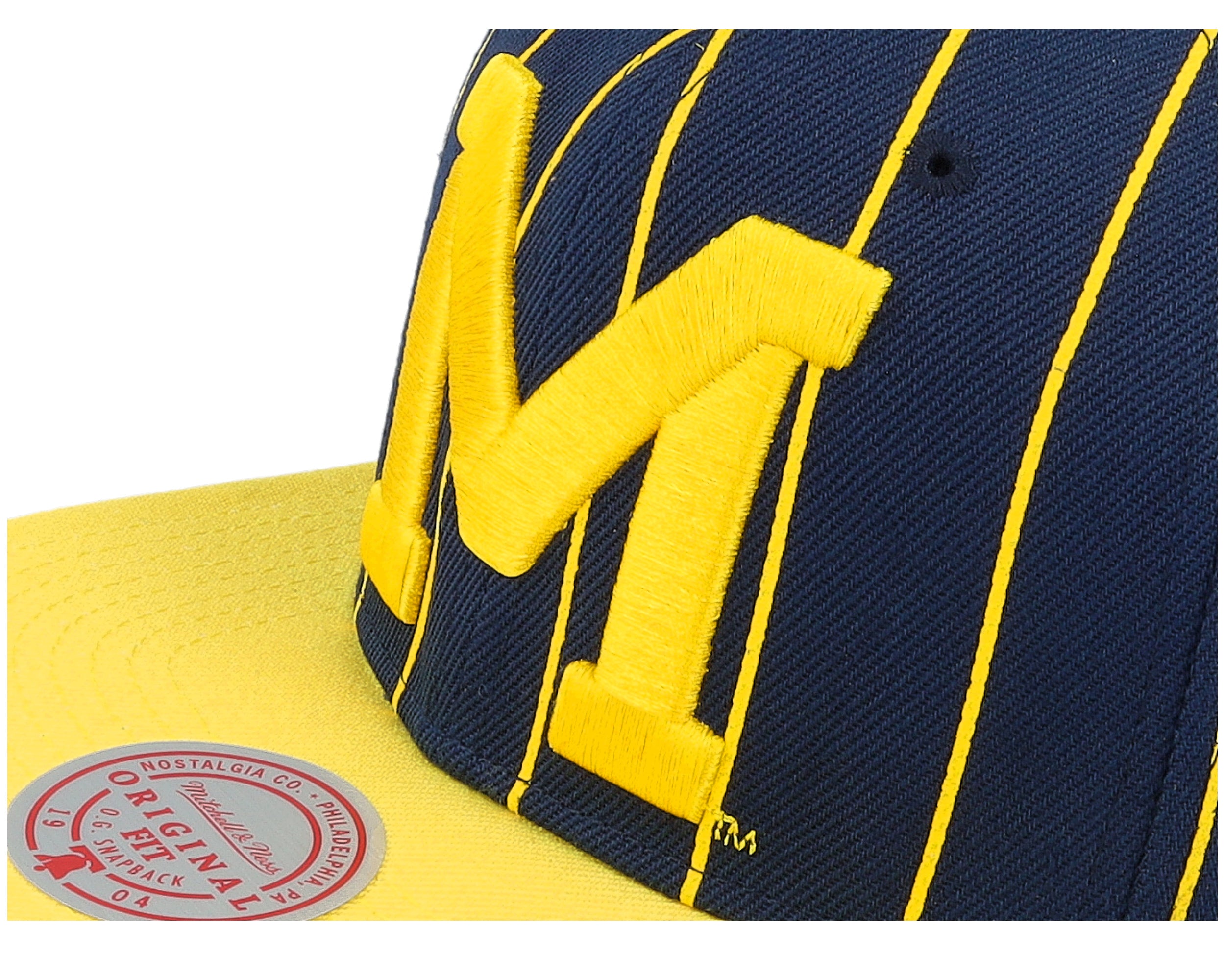 Mens Mitchell & Ness NCAA TEAM PIN SNAPBACK MICHIGAN