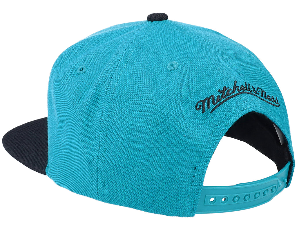 Mens Mitchell & Ness NBA TEAM 2 TONE 2.0 SNAPBACK HWC PISTONS