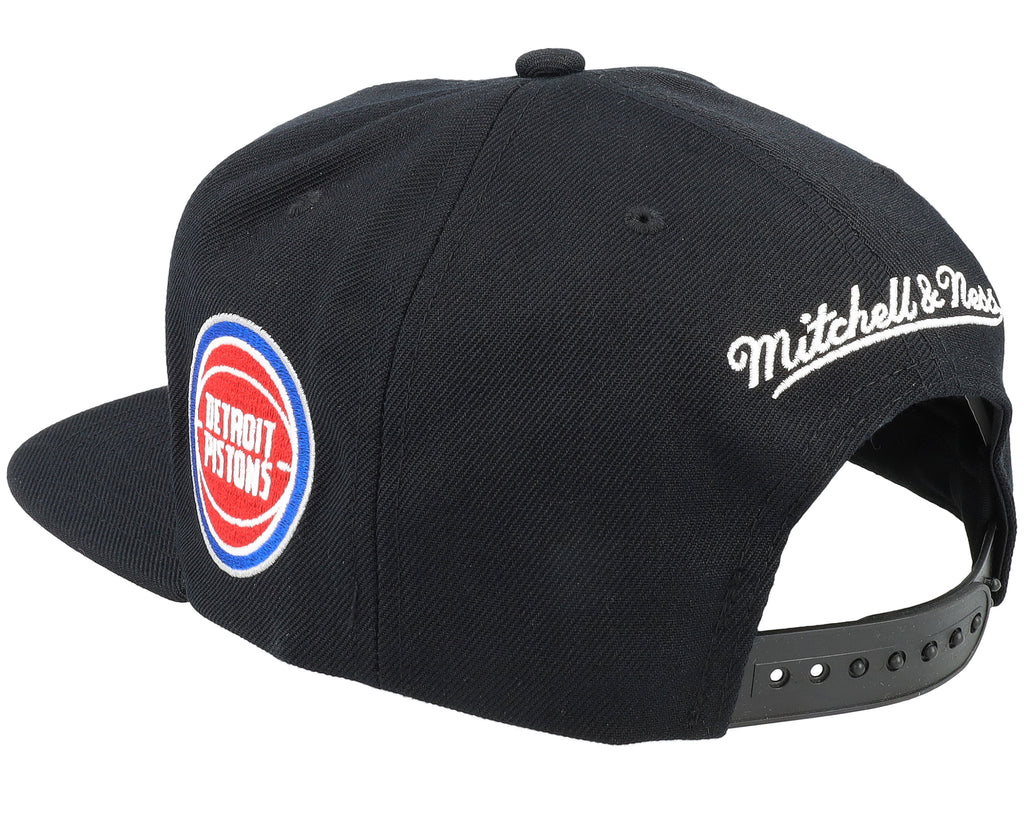 Mens Mitchell & Ness NBA TEAM SCRIPT 2.0 SNAPBACK PISTONS