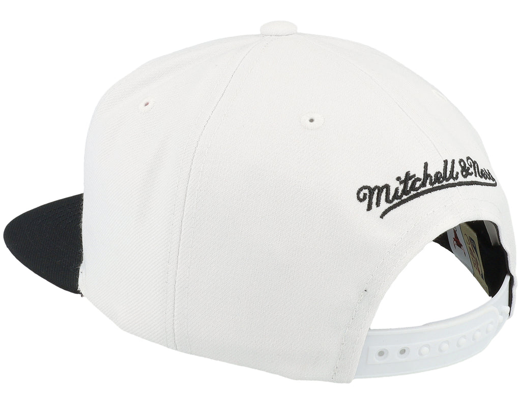 MENS MITCHELL & NESS NBA CORE BASIC SNAPBACK HWC BULLS - WHITE-BLACK