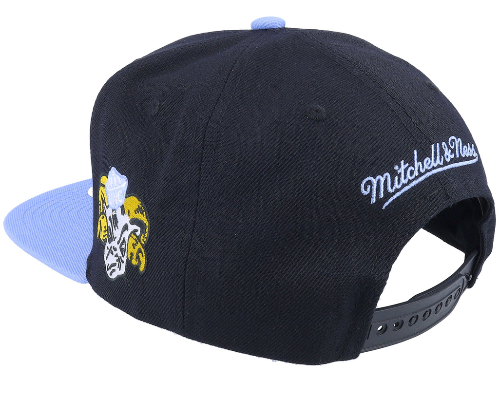 Mens Mitchell & Ness NCAA TEAM SCRIPT 2.0 SNAPBACK NORTH CAROLINA