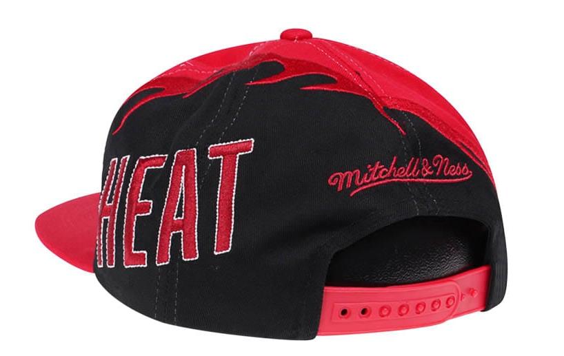 MENS MITCHELL & NESS NBA SPIRAL DEADSTOCK SNAPBACK HWC HEAT - RED