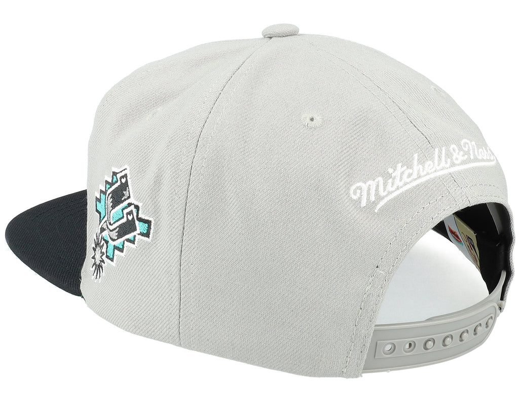 Mens Mitchell & Ness NBA HALF N HALF SNAPBACK HWC SPURS