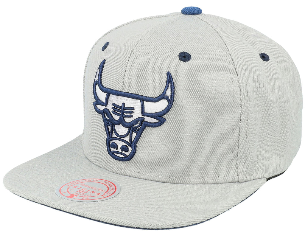 MENS MITCHELL & NESS NBA THE DISTRICT SNAPBACK BULLS - GREY