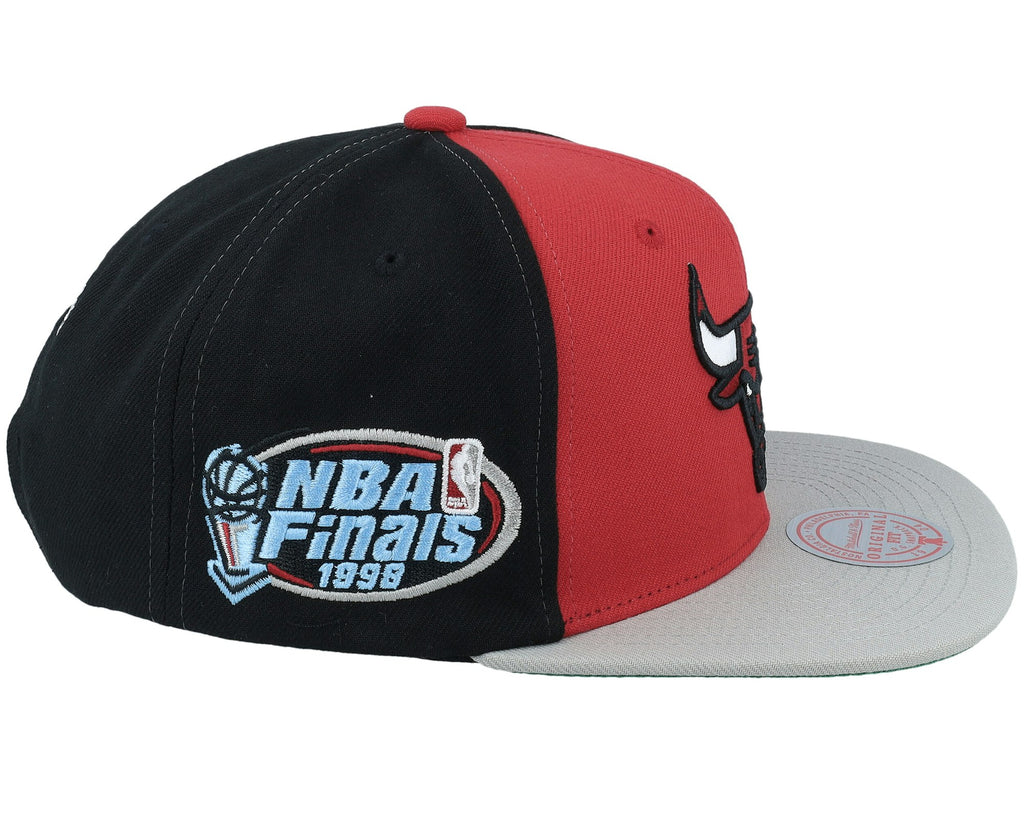MENS MITCHELL & NESS NBA BLOCK OUT SNAPBACK BULLS - BLACK