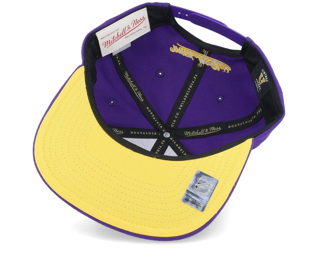 MENS MITCHELL & NESS NHL FULL FRONTAL SNAPBACK VNTG KINGS - PURPLE
