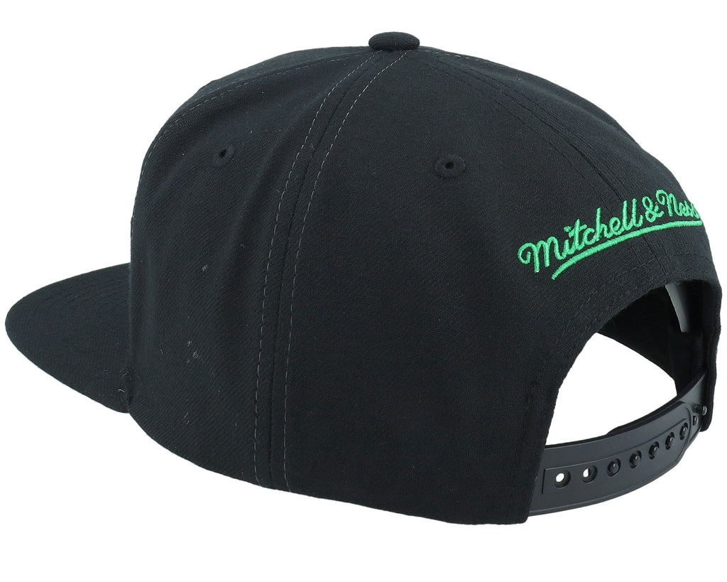 MENS MITCHELL & NESS NBA FULL FRONTAL SNAPBACK CELTICS - BLACK
