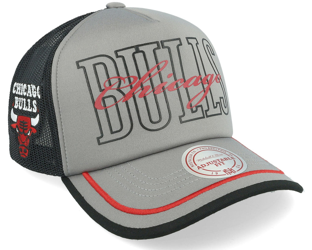 MENS MITCHELL & NESS NBA TEAM ROYALTY TRUCKER BULLS - GREY