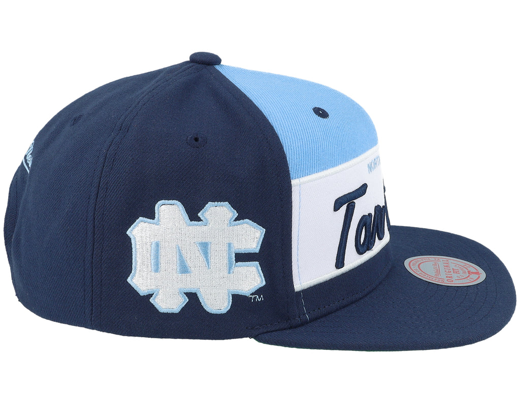 Mens Mitchell & Ness NCAA RETRO SPORT SNAPBACK V NORTH CAROLINA
