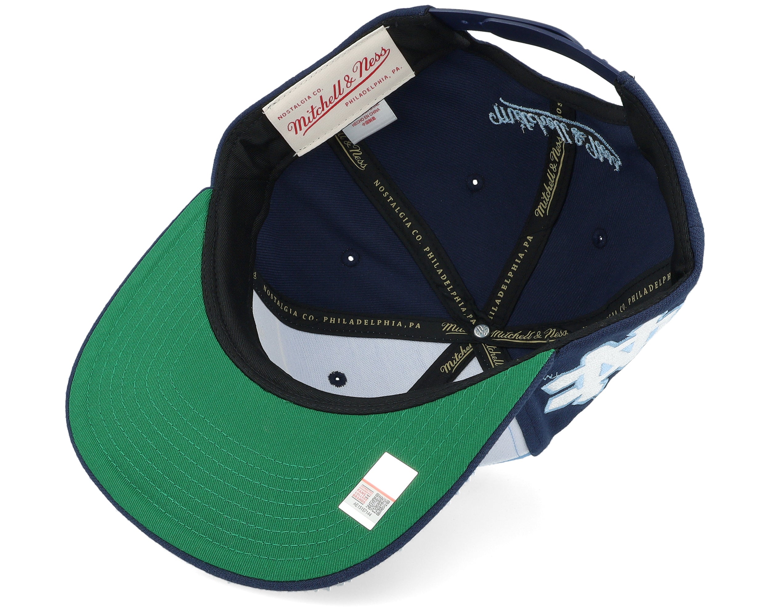Mens Mitchell & Ness NCAA RETRO SPORT SNAPBACK V NORTH CAROLINA